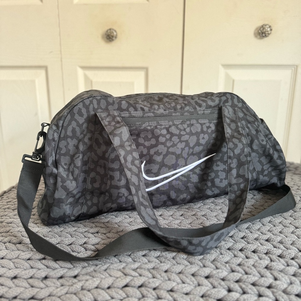 Nike Men's Black cheetah print workout Bag